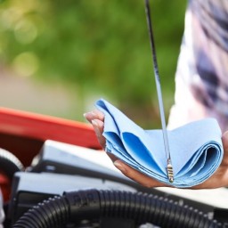 Wie oft muss das Motoröl im Auto gewechselt werden?